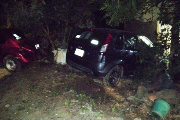 Auto sin control arrasa pendiente y choca contra otro vehículo en Xalapa