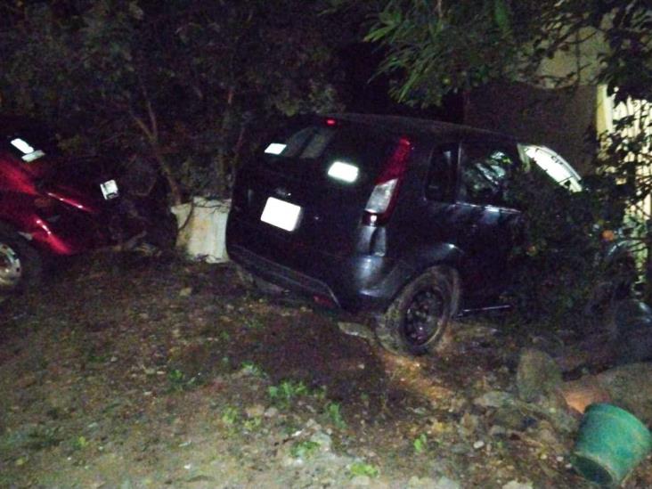 Auto sin control arrasa pendiente y choca contra otro vehículo en Xalapa