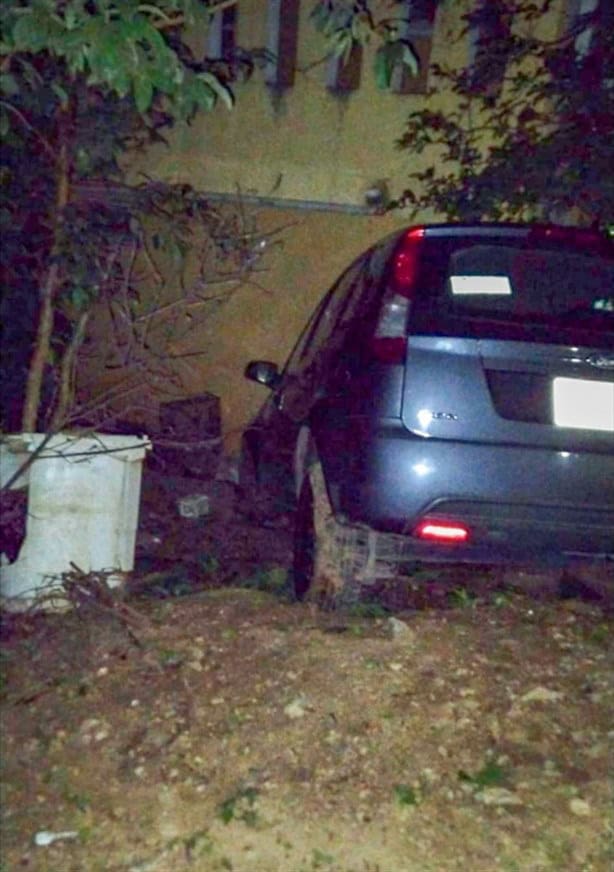 Auto sin control arrasa pendiente y choca contra otro vehículo en Xalapa