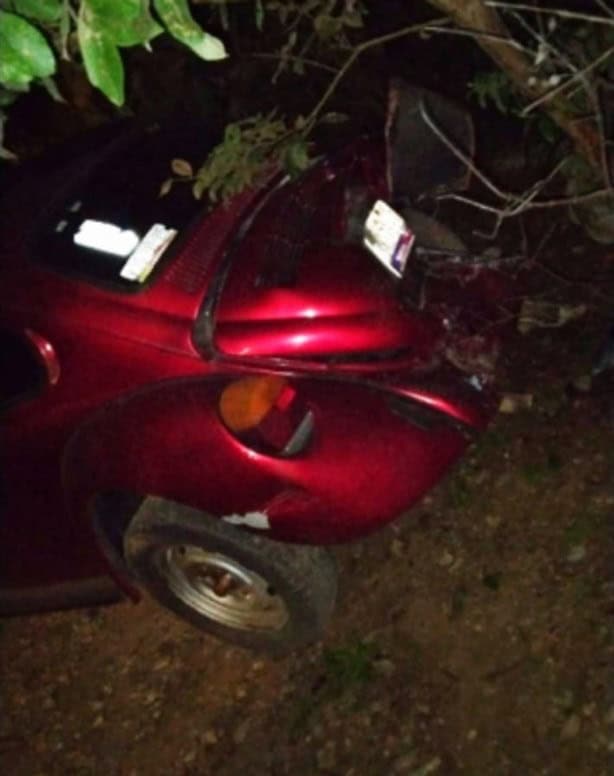 Auto sin control arrasa pendiente y choca contra otro vehículo en Xalapa