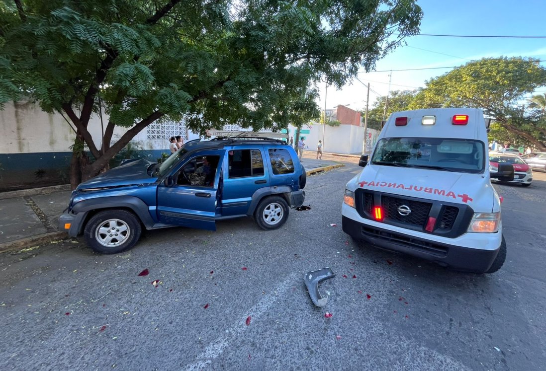 Aparatoso choque en fraccionamiento Los Pinos deja cuantiosos daños y una mujer lesionada