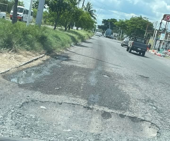 Denuncian baches en carretera Veracruz-Medellín