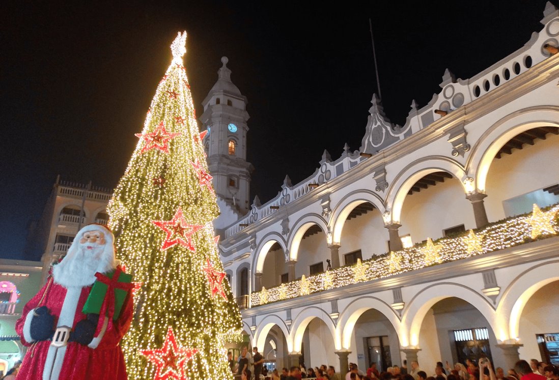 Encienden el Árbol de Navidad en el Zócalo de Veracruz