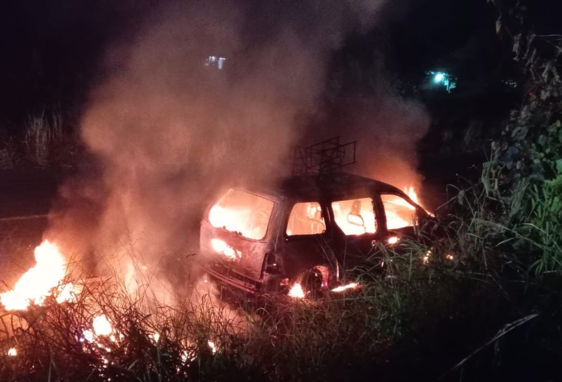 Camioneta se incendia en la carretera La Tinaja-Tierra Blanca