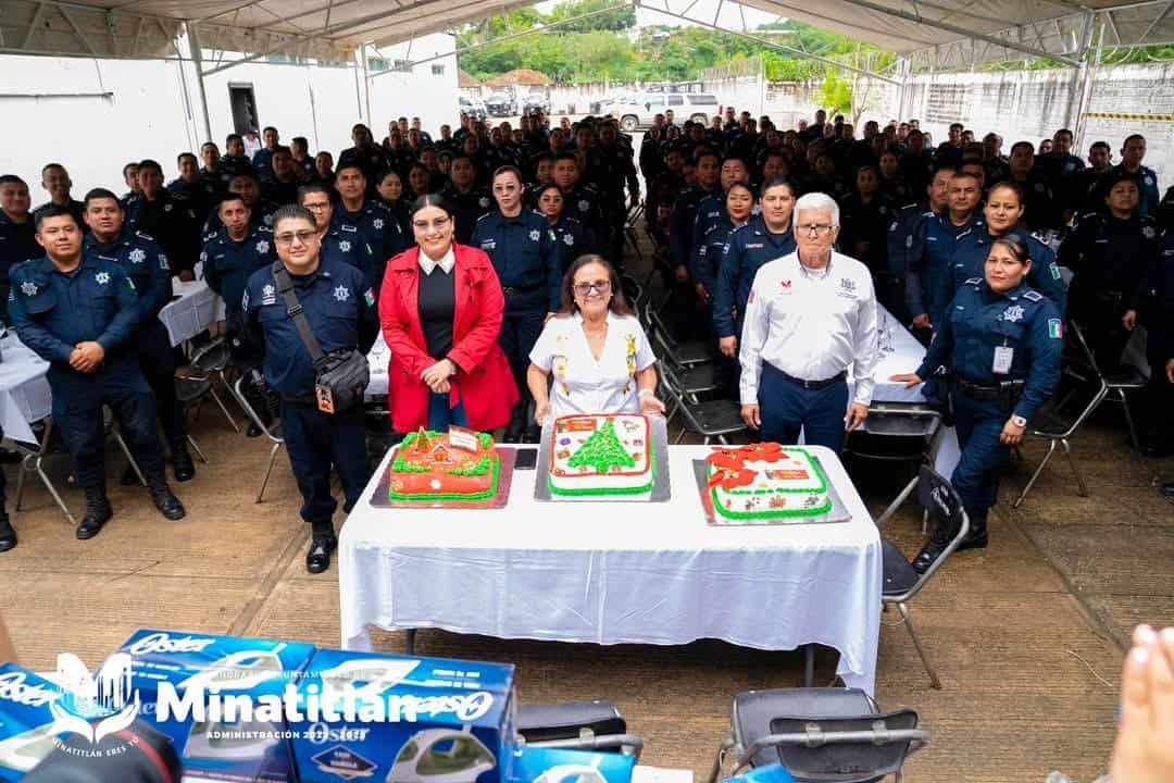 Carmen Medel celebra la Navidad con elementos de la policía municipal en un brindis