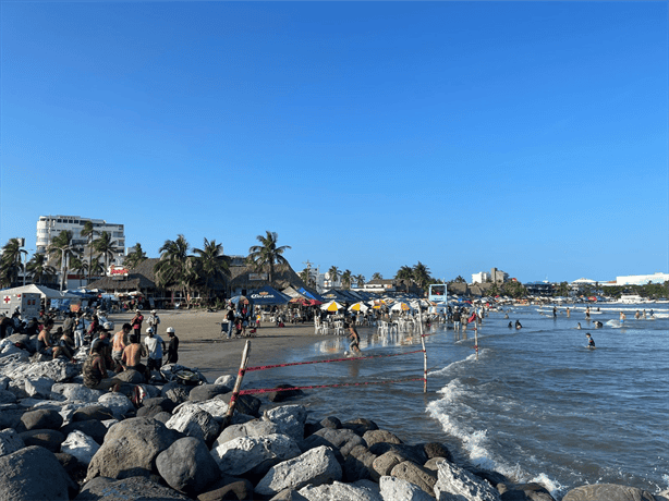 Playa Villa del Mar en Veracruz recibe gran afluencia de turistas este fin de semana