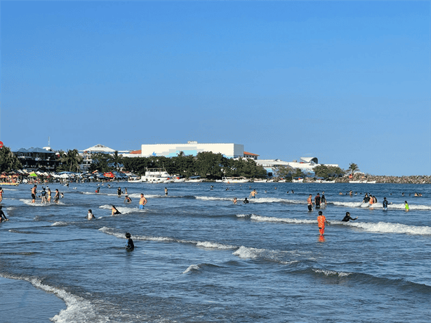 Playa Villa del Mar en Veracruz recibe gran afluencia de turistas este fin de semana