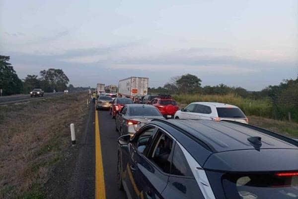 Reportan largas filas en carretera Córdoba-Veracruz: filas de hasta 8 kilómetros