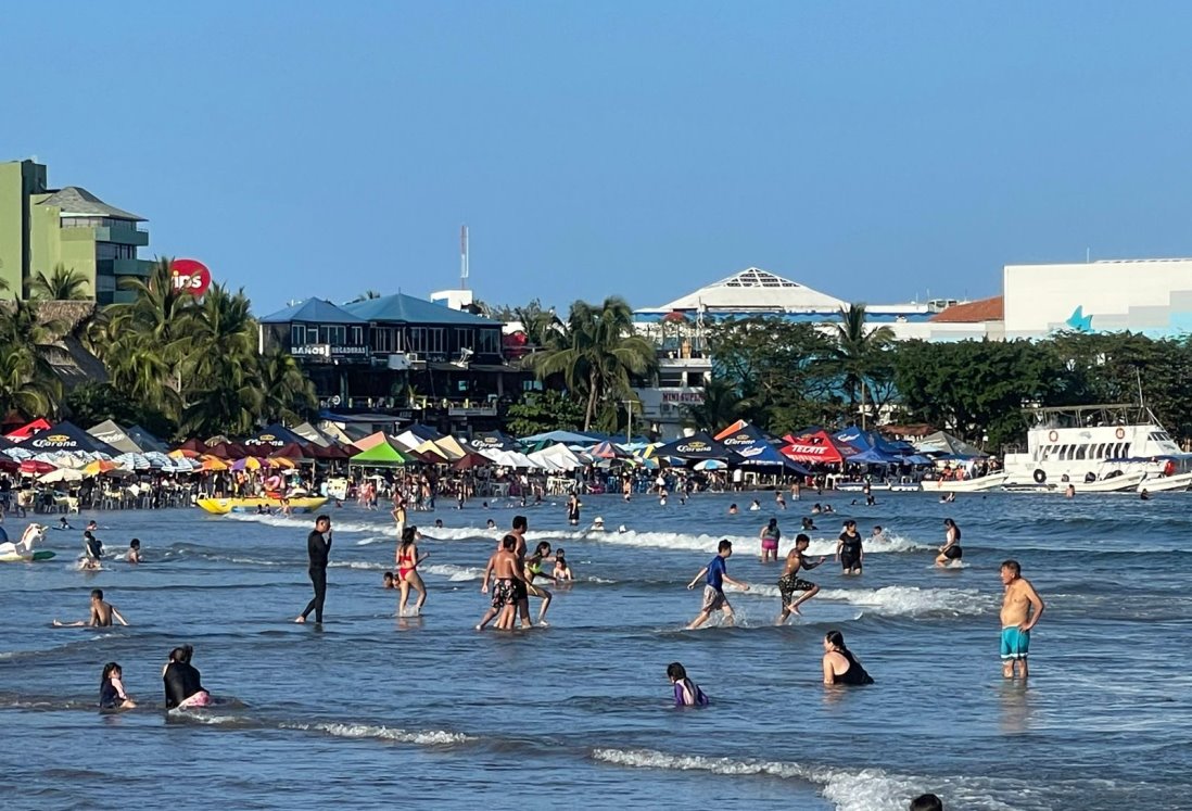 Playa Villa del Mar en Veracruz recibe gran afluencia de turistas este fin de semana