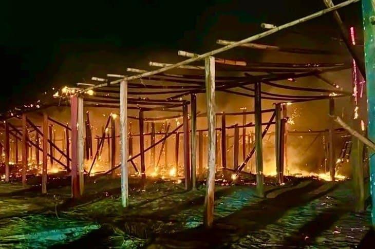 Voraz incendio consume cerca de 100 palapas en playas de Tuxpan