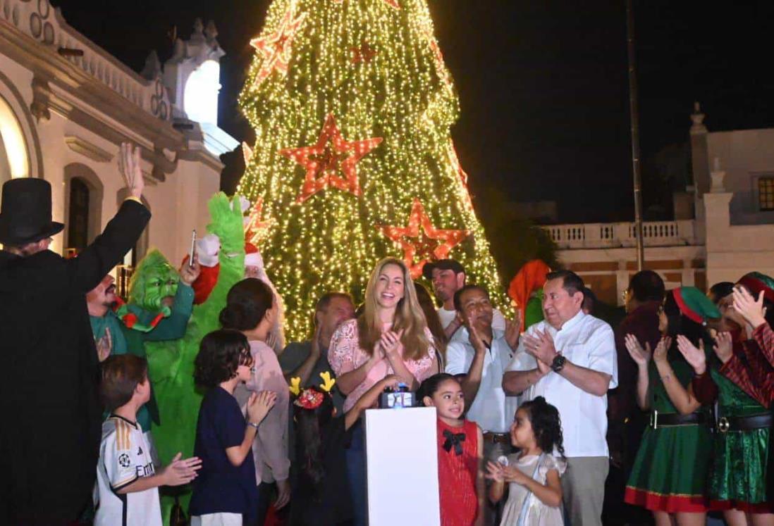 Paty Lobeira  realiza el encendido del Árbol de Navidad en el Zócalo de Veracruz