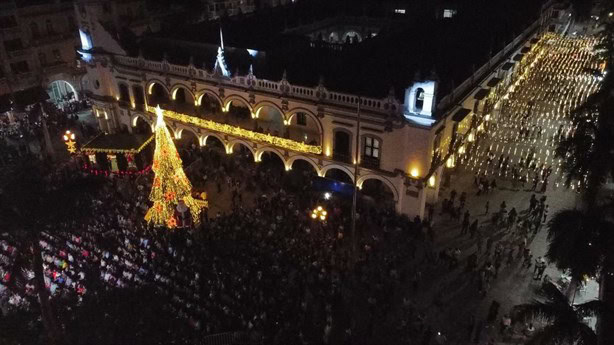 Paty Lobeira  realiza el encendido del Árbol de Navidad en el Zócalo de Veracruz