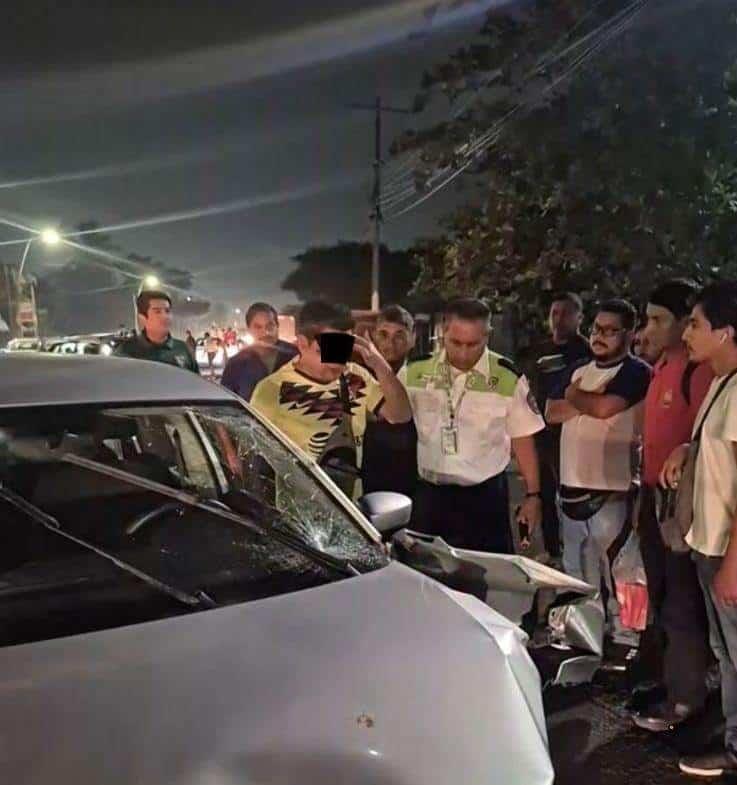 Automovilista en Medellín choca contra dos persona en motocicleta y los manda al hospital