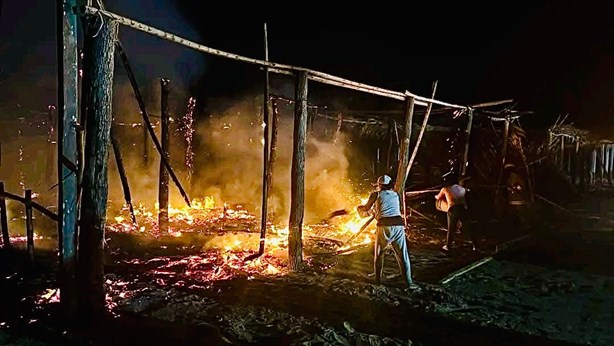 Voraz incendio consume cerca de 100 palapas en playas de Tuxpan