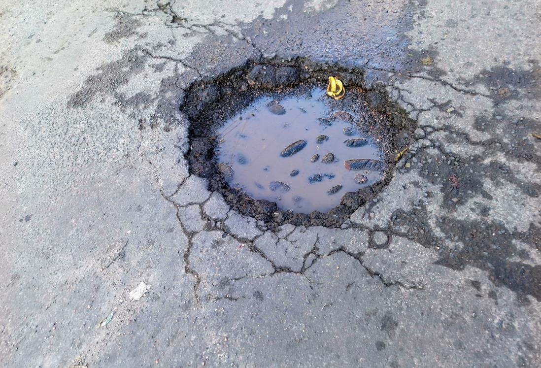 Baches en colonia Centro de Veracruz son un problema para automovilistas