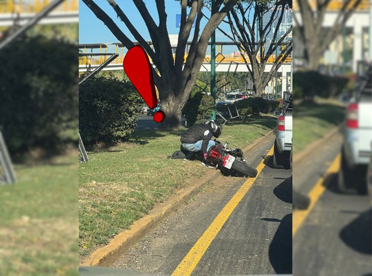 Por evitar choque, motociclista derrapa en la avenida Lázaro Cárdenas de Xalapa