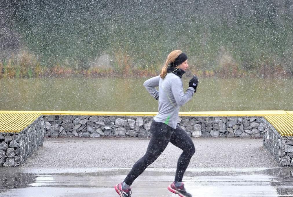 ¿Cuáles son los efectos en la salud de estar bajo la lluvia durante la mañana?