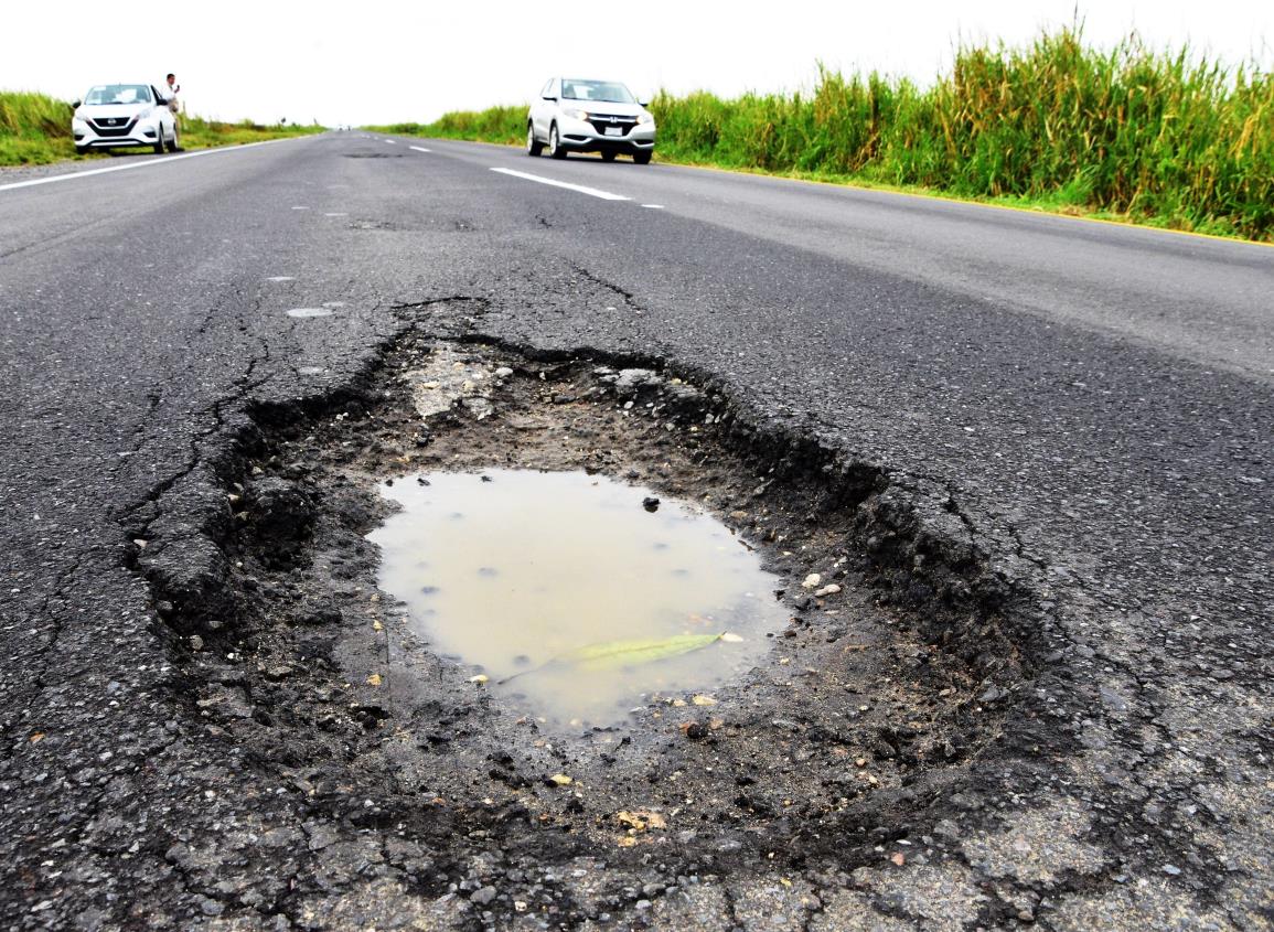 Carretera Coatzacoalcos-Minatitlán, intransitable; un peligro para vehículos l VIDEO