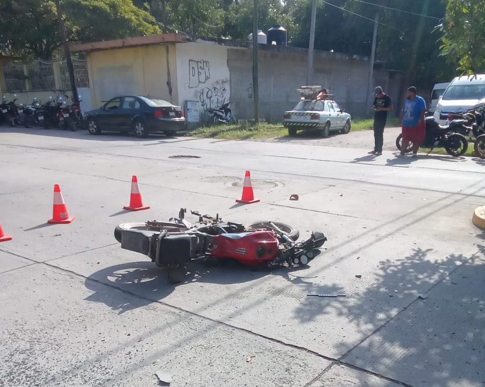 Motociclista resulta herido tras fuerte choque con taxi en colonia Torreón de Veracruz