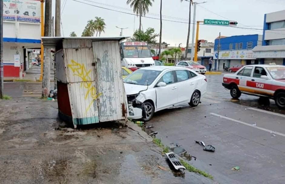 Taxi y auto se impactan contra puesto de periódico tras chocar en el centro de Veracruz