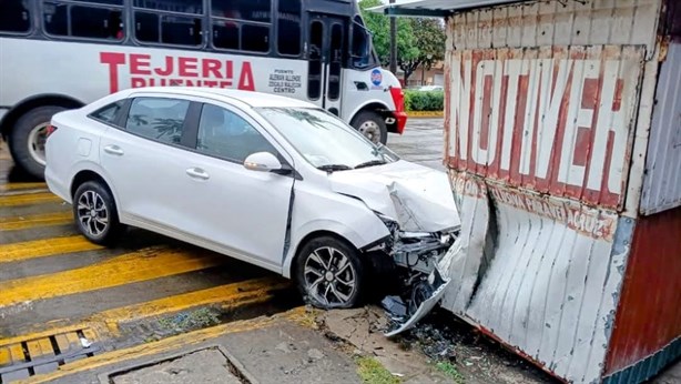 Taxi y auto se impactan contra puesto de periódico tras chocar en el centro de Veracruz