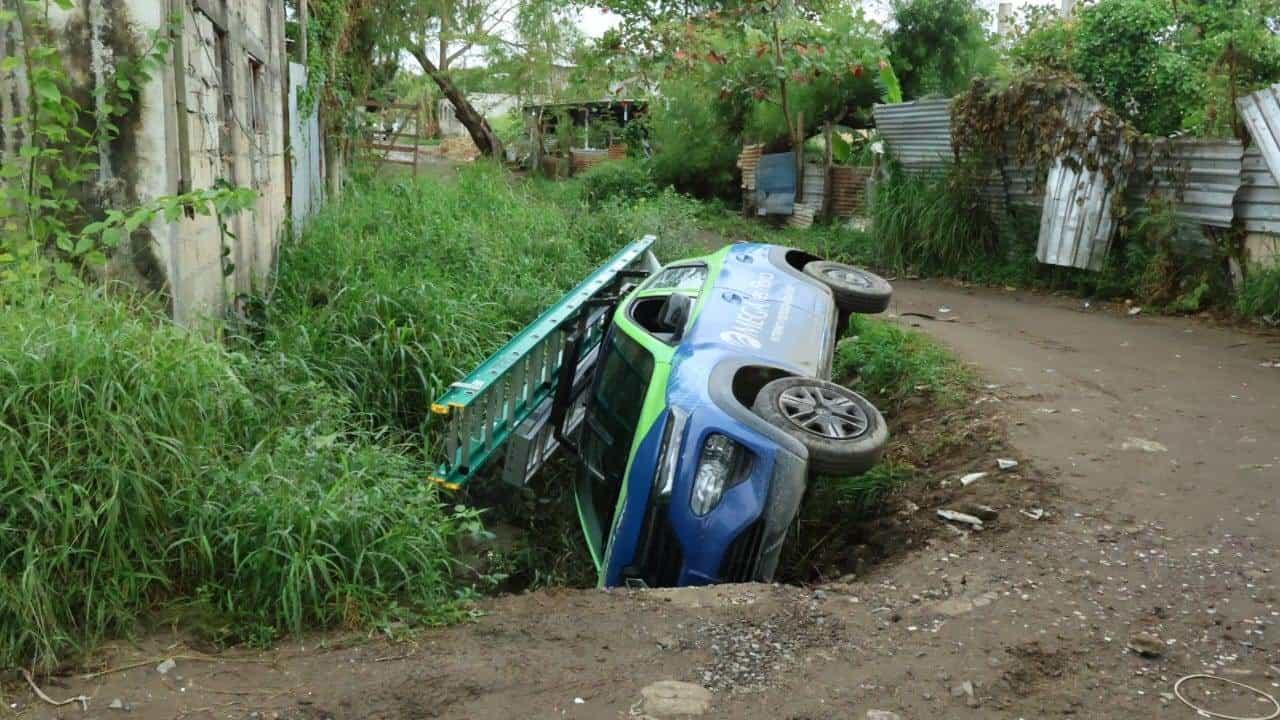 Conductor en la colonia Predio IV del puerto de Veracruz sufre accidente y termina en una zanja