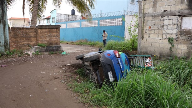 Conductor en la colonia Predio IV del puerto de Veracruz sufre accidente y termina en una zanja