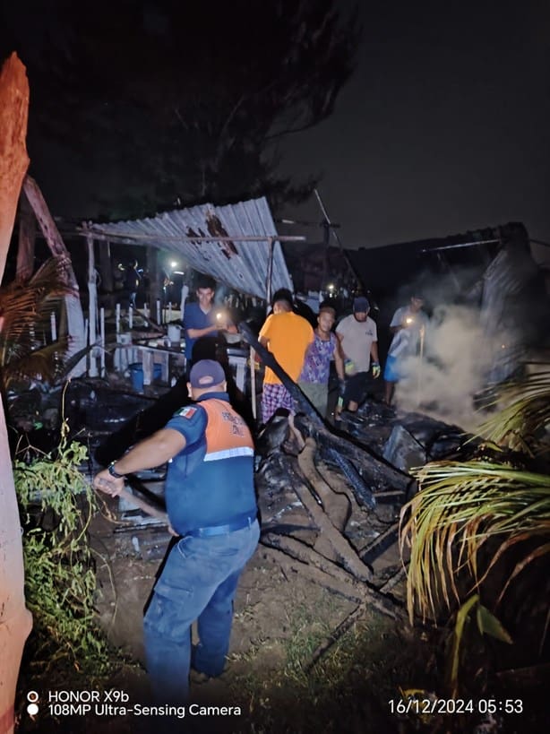 Fuerte incendio en la colonia Las Escolleras, en Alvarado