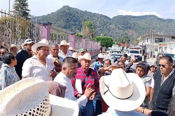 Ejidatarios de Atzacan confrontan al comisariado y se acusan mutuamente