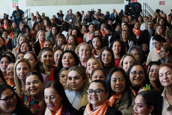 Presidentas municipales se reúnen en Los Pinos para impulsar derechos de las mujeres