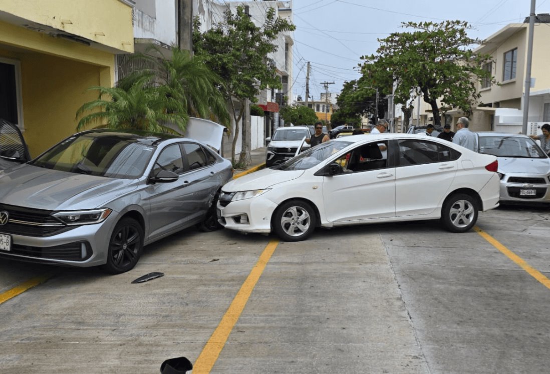 Conductora pierde el control y choca contra dos autos estacionados en fraccionamiento Reforma de Veracruz | VIDEO