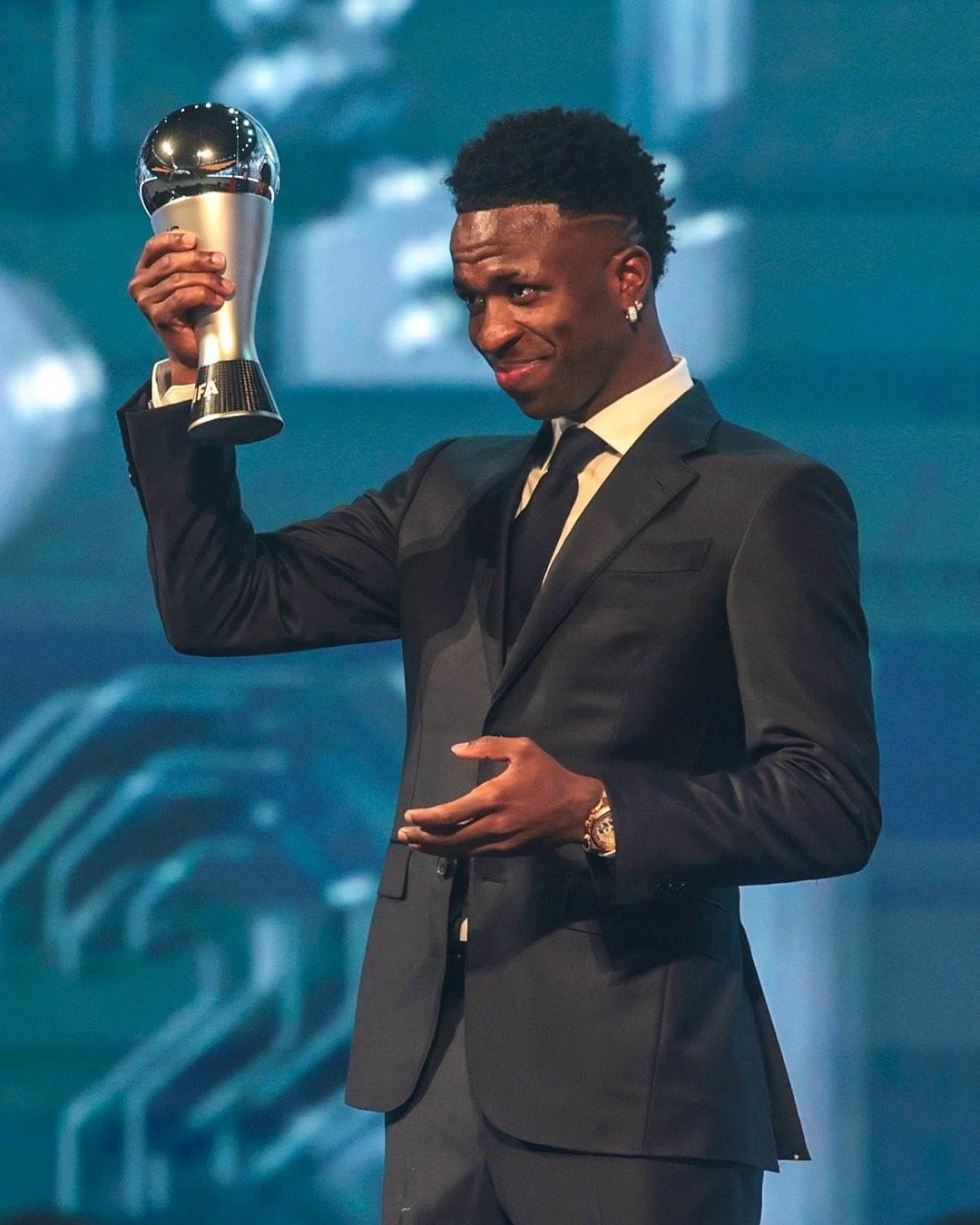 Recibe Vinicius premio al mejor jugador según la FIFA