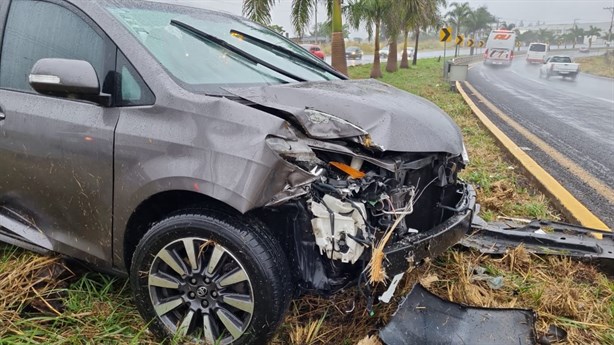 ¡Vaya susto! Conductora derrapa y termina en el camellón de la carretera Xalapa-Veracruz