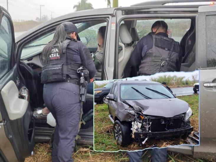 ¡Vaya susto! Conductora derrapa y termina en el camellón de la carretera Xalapa-Veracruz