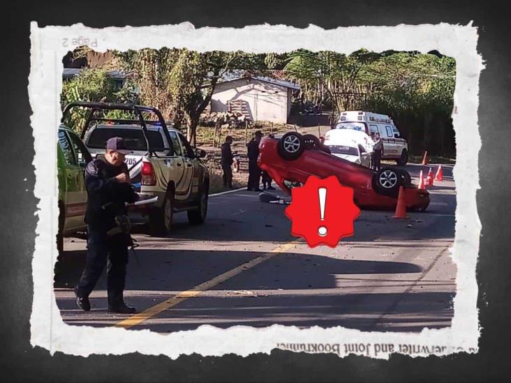 Fuerte volcadura en la carretera Atzalan-Tlapacoyan