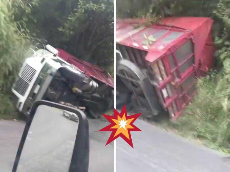 Vuelca tráiler en carretera Fortín-Huatusco cerca de Chocamán