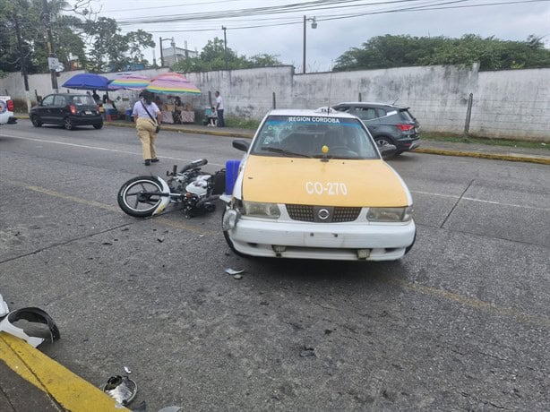 Accidente en Plaza Crystal de Córdoba deja un motociclista severamente lesionado