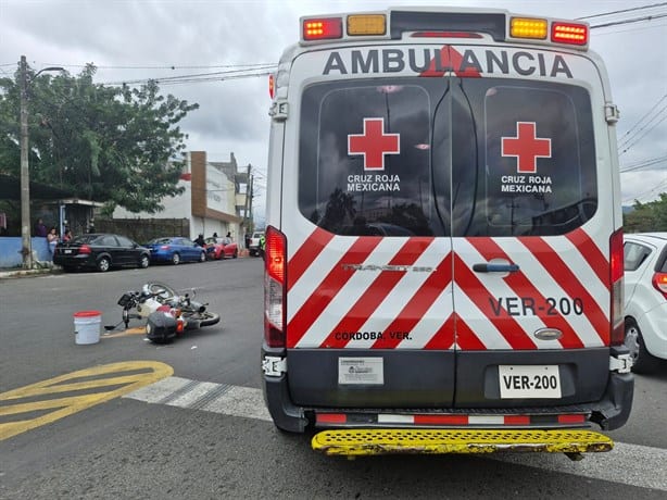 ¡Se le cruzó! Motociclista se impacta con una camioneta y resulta herido, en Córdoba