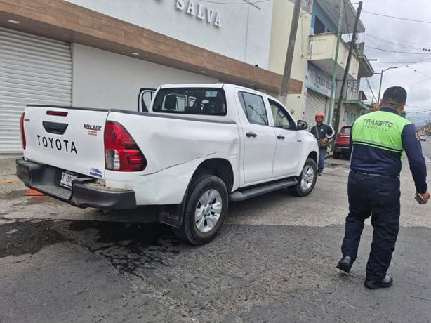 ¡Se le cruzó! Motociclista se impacta con una camioneta y resulta herido, en Córdoba