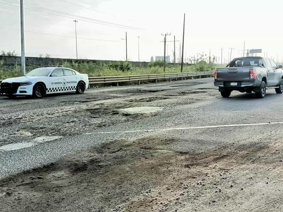 Destrozada la carretera federal 180 a la altura de la desviación de Oteapan