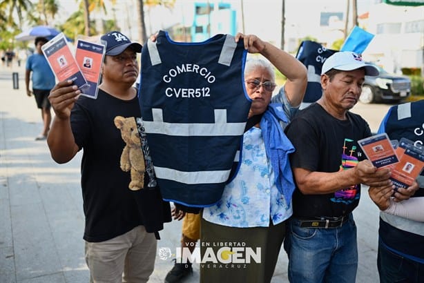 Comerciantes se manifiestan afuera de la Plaza Acuario; les retiraron el permiso para trabajar en el área | VIDEO