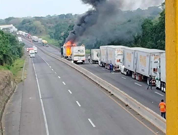 Arde tráiler con electrodomésticos en la autopista Veracruz-Córdoba