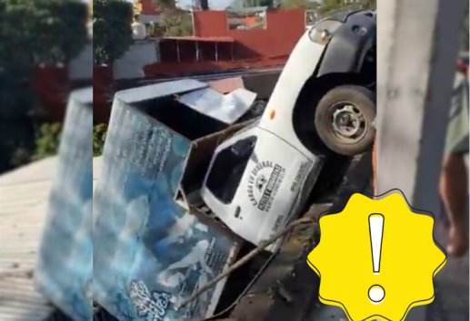 ¡Perdió el control! camioneta de mudanza cae sobre una vivienda en Coatepec