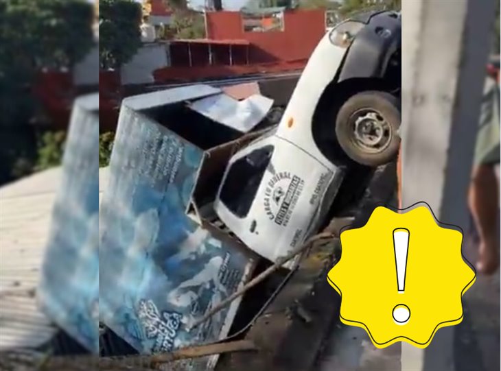 ¡Perdió el control! camioneta de mudanza cae sobre una vivienda en Coatepec