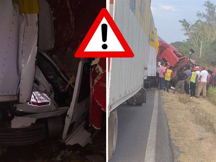 Camioneta de Coppel choca contra tráiler en Cotaxtla y mueren dos empleados