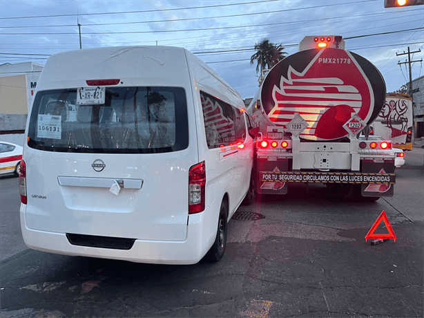 Accidente entre pipa de Pemex y furgoneta causa caos vial en avenida Miguel Alemán