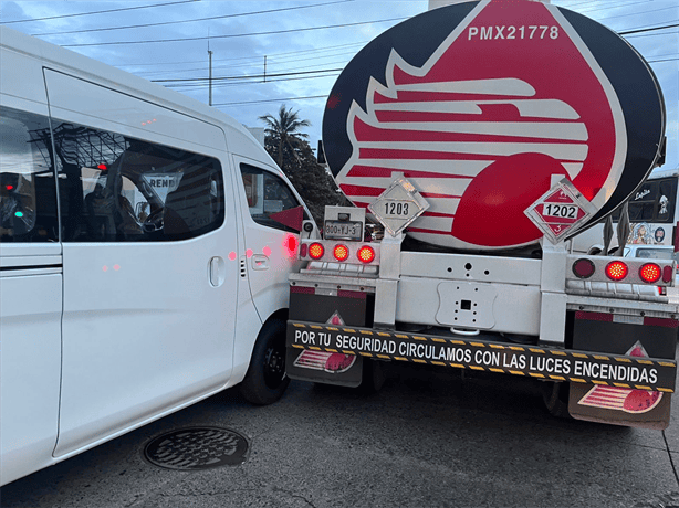 Accidente entre pipa de Pemex y furgoneta causa caos vial en avenida Miguel Alemán