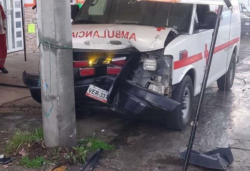 Ambulancia de la Cruz Roja choca contra poste en Chiconquiaco