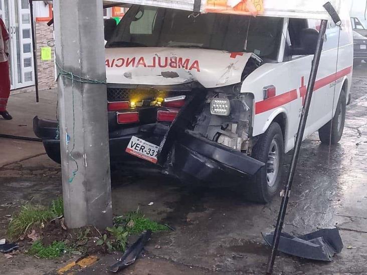 Ambulancia de la Cruz Roja choca contra poste en Chiconquiaco