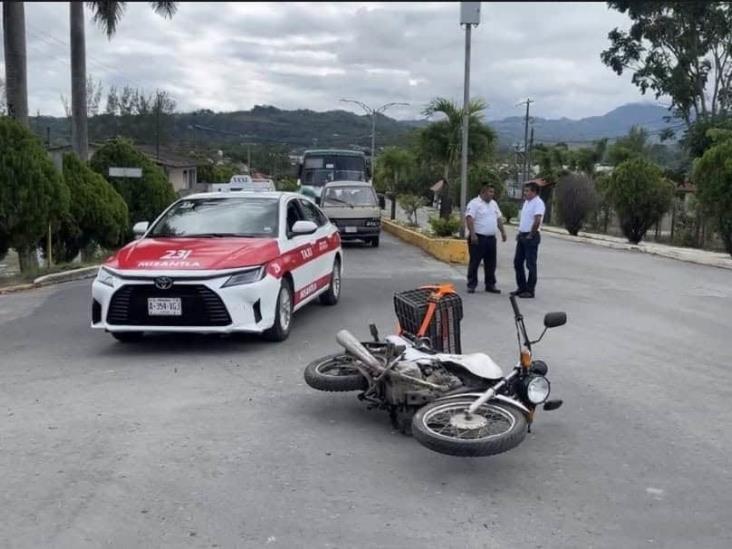 Colisión entre taxi y motocicleta  deja solo daños materialesen Misantla